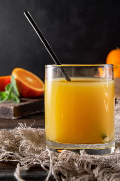 Освіжаючий Напій Склянка Апельсинового Соку Ятою Коктейльною Трубкою Свіжі Цілі — стокове фото