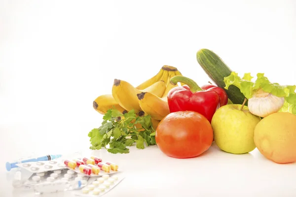 Verse Groenten Fruit Medicijnen Een Witte Achtergrond Tomaat Bananen Kruiden — Stockfoto