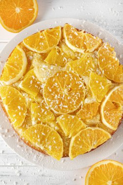 Turuncu turta, beyaz arka planda taze portakal dilimleri, fırın, üst manzara.