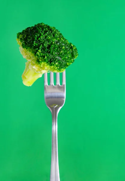 Brokoli Hijau Segar Pada Garpu Pada Hijau Latar Belakang Sayuran — Stok Foto