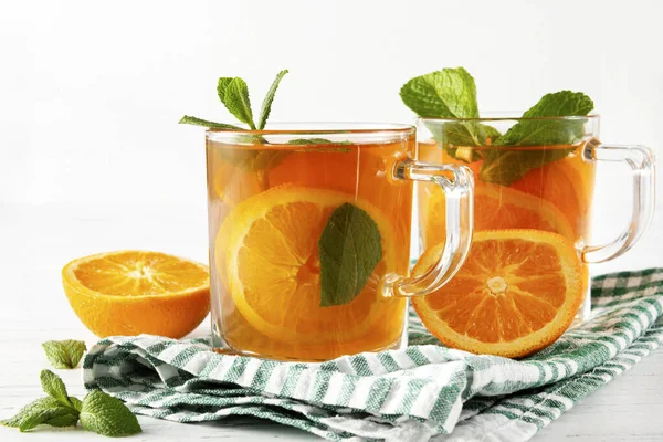 Чай Апельсином Ята Рушнику Білому Тлі — стокове фото