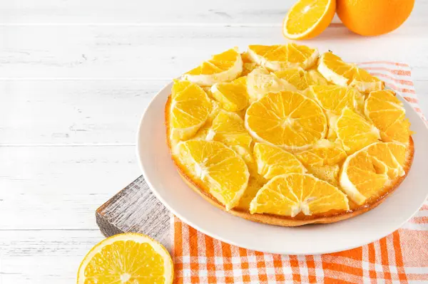 Ganze Runde Torte Mit Frischen Orangen Auf Einem Handtuch Auf — Stockfoto