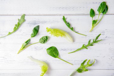 yeşil salata, taze ıspanak, ahşap zemin üzerinde roka