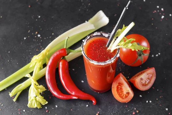 Vaso Jugo Tomate Con Tomates Frescos Apio Sal Tubos Cóctel —  Fotos de Stock