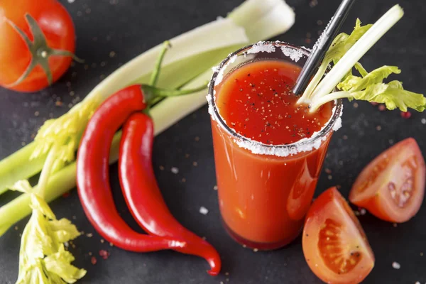 Vaso Jugo Tomate Con Tomates Frescos Sal Apio Pimienta Chile —  Fotos de Stock