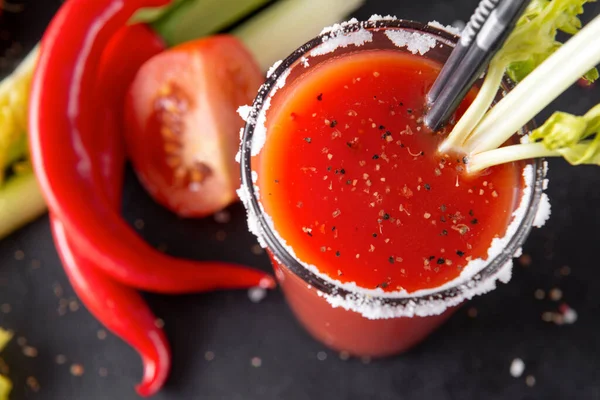 Vaso Jugo Tomate Con Tomates Frescos Especias Sal Apio Chile —  Fotos de Stock