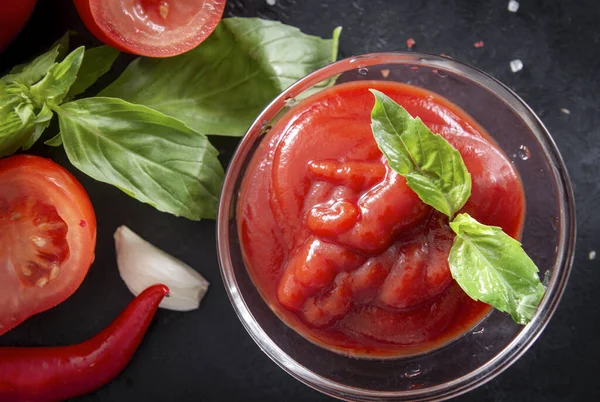 Ketchup Con Una Ramita Albahaca Verde Rodajas Tomate Chile Rojo —  Fotos de Stock