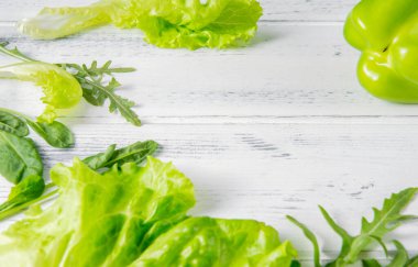 biber, marul yaprağı, roka, yeşil ıspanak, beyaz ahşap otlar. 