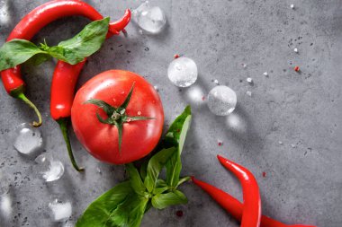 Kırmızı biber, yeşil fesleğen, 1 kırmızı domates, üst manzara, tuz, buz küpleri, gri bir baharat. 