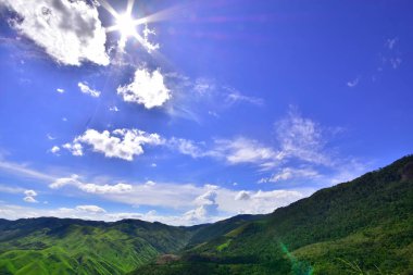 Manzara, gökyüzü ve dağ.