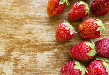 Ahşap arka planda çilek.