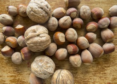 Ahşap bir masa üzerinde fındık ile güzel bir fotoğraf. Doğal arka plan. En iyi Manzaralı.