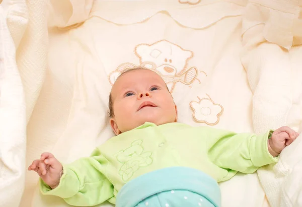 Bebê recém-nascido brincando — Fotografia de Stock