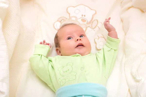 Bebê recém-nascido brincando — Fotografia de Stock