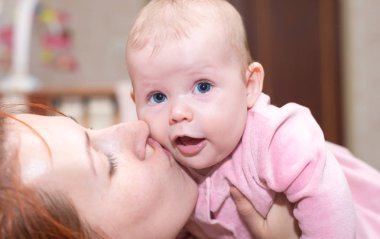 Anne Kızıl saçlı bir çocuk, mutlu ve gülümseyen iskambil