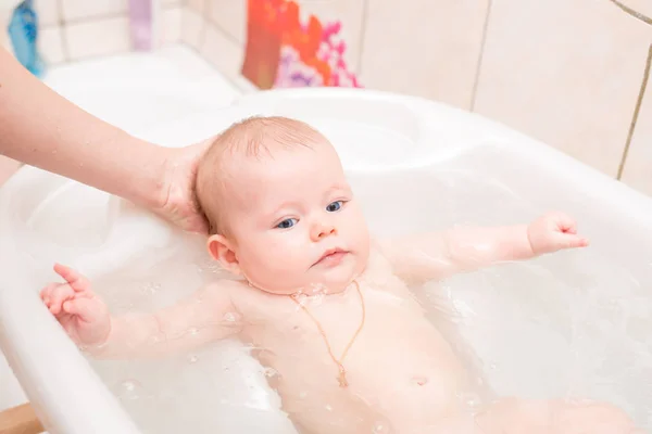 Bebé bañándose en el baño — Foto de Stock