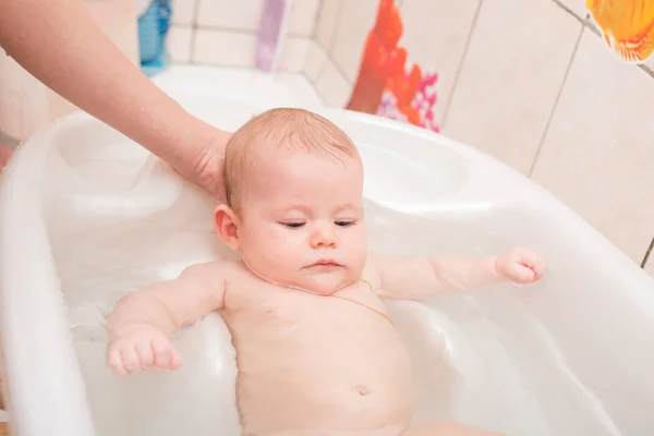 Bebé bañándose en el baño — Foto de Stock