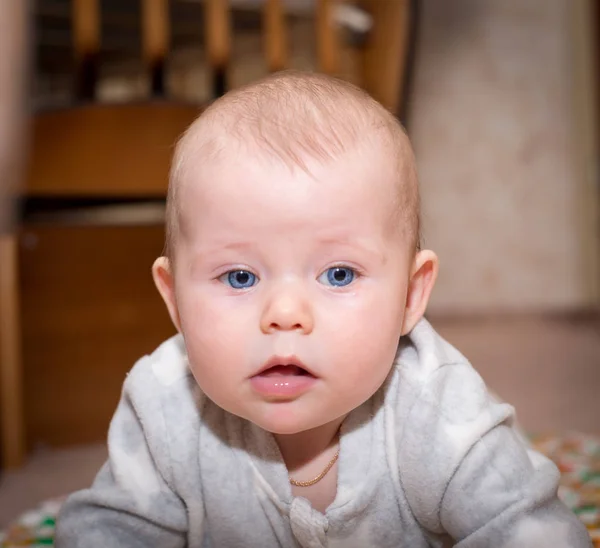 Bebé con ojos azules mirando a la cámara — Foto de Stock