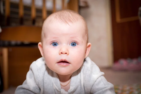 Bebé con ojos azules mirando a la cámara — Foto de Stock