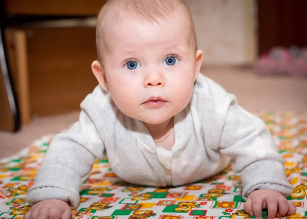 Bebé con ojos azules mirando a la cámara — Foto de Stock