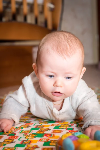 Малыш с голубыми глазами ползает — стоковое фото