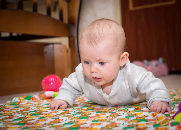 Bebê com olhos azuis rastejando — Fotografia de Stock