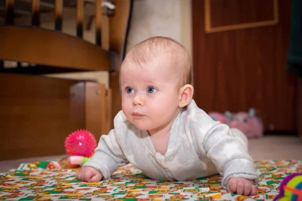 Bebé con ojos azules arrastrándose — Foto de Stock