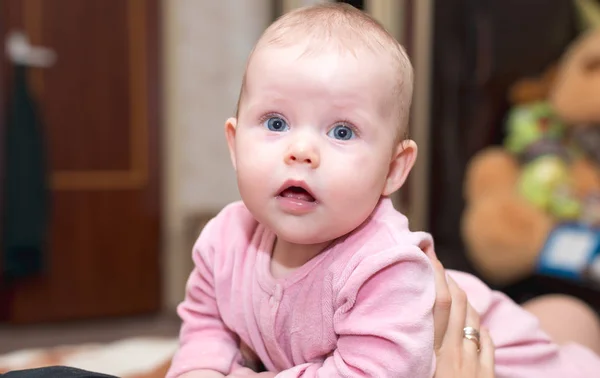 Ребенок с голубыми глазами, смотрящий в камеру — стоковое фото