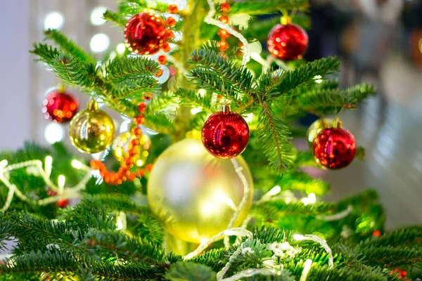 Oyuncaklarla Noel ağacı