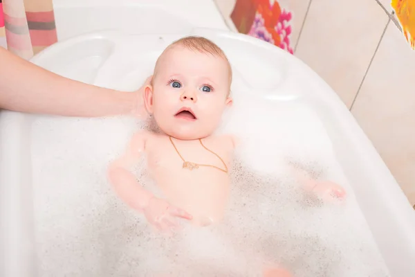 Bebé bañándose en el baño — Foto de Stock