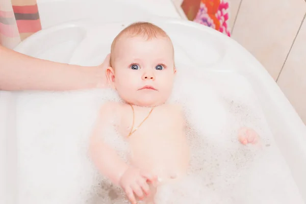 Bébé se baignant dans le bain — Photo