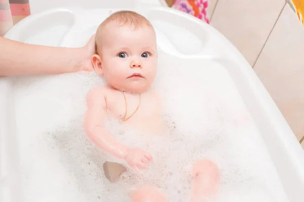 Bebé bañándose en el baño — Foto de Stock