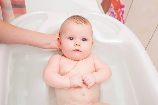 Bebé bañándose en el baño — Foto de Stock