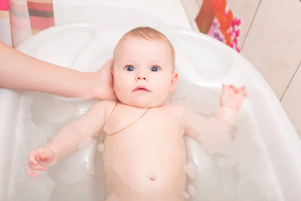 Bebé bañándose en el baño — Foto de Stock