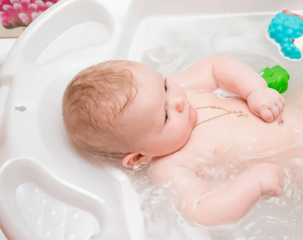 Bebé bañándose en el baño — Foto de Stock