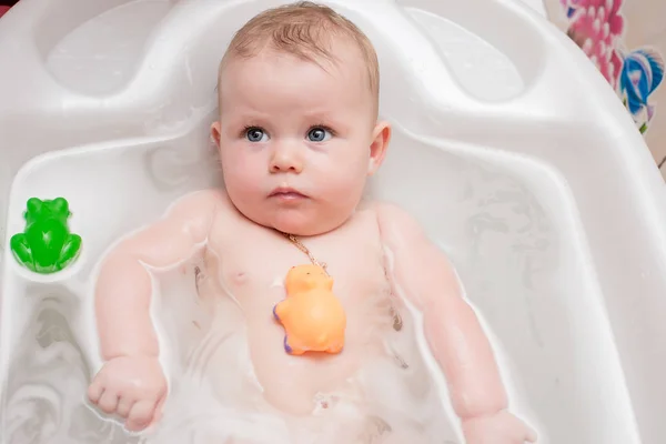 Bebé bañándose en el baño — Foto de Stock