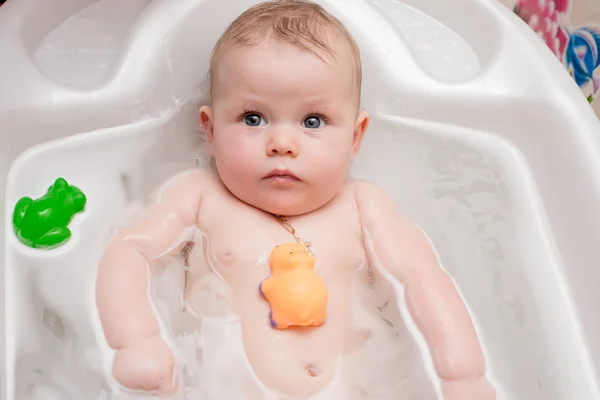 Bebé bañándose en el baño — Foto de Stock