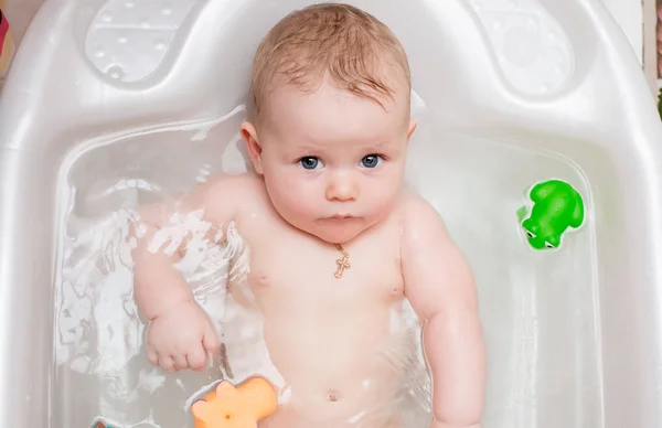 Bebé bañándose en el baño — Foto de Stock