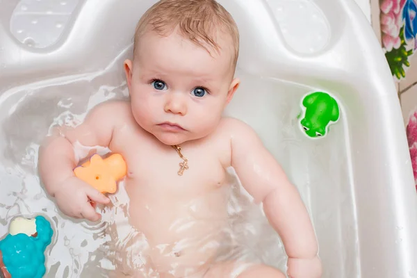 Bebé bañándose en el baño — Foto de Stock