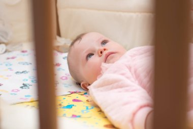 Midesi yatağında yatarken şirin bebek.