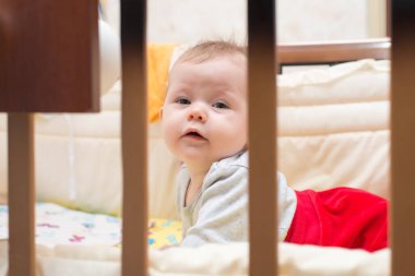 Midesi yatağında yatarken şirin bebek.