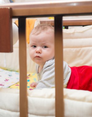 Midesi yatağında yatarken şirin bebek.