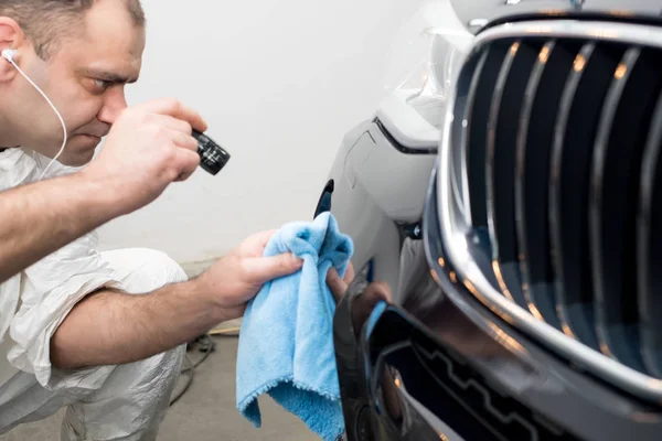 Man on a car wash polishing car with a polish machine — Stock Photo, Image