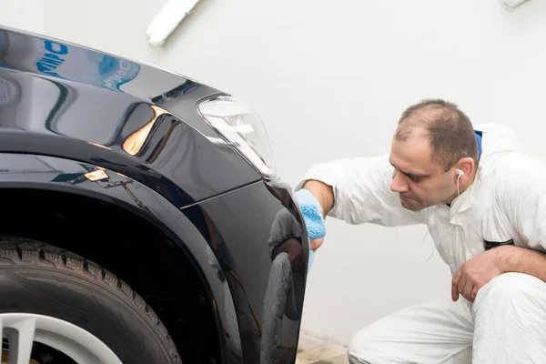 Man on a car wash polishing car with a polish machine — Stock Photo, Image