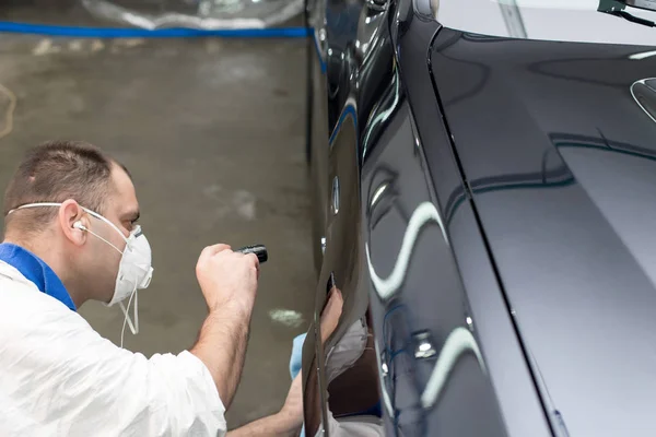 Man op een auto wassen polijsten auto met een polish machine — Stockfoto