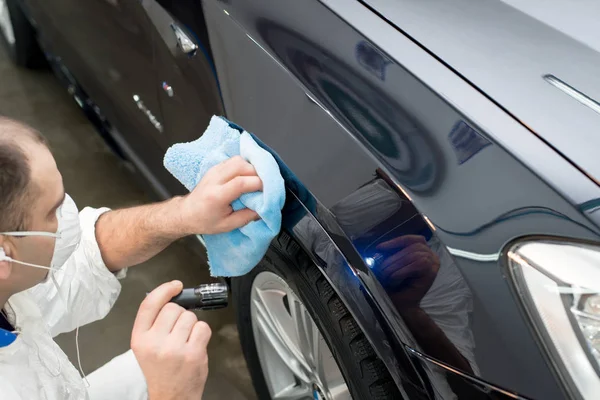 Mężczyzna na myjni samochodowej polerowanie samochodu z polerki — Zdjęcie stockowe