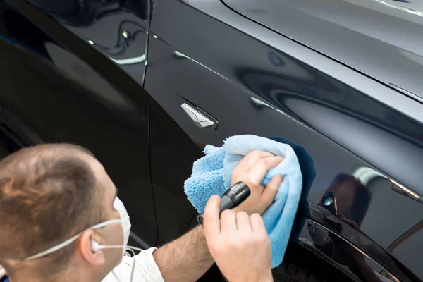 Man on a car wash polishing car with a polish machine — Stock Photo, Image