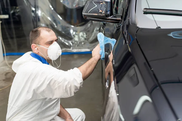 Hombre en un coche lavado pulido coche con una máquina de pulido — Foto de Stock