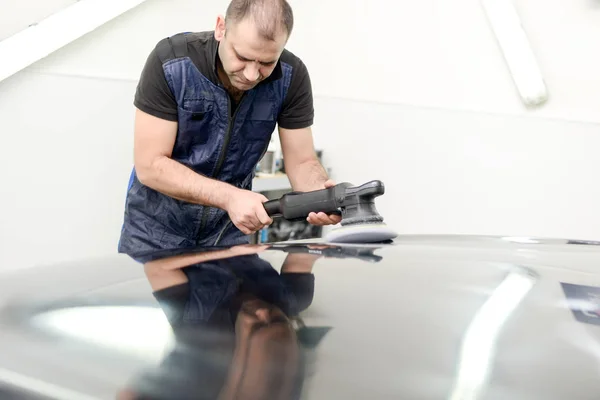 Hombre en un coche lavado pulido coche con una máquina de pulido — Foto de Stock