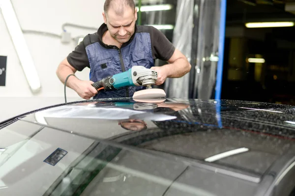 研磨機で車の洗車研磨車の男 — ストック写真
